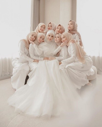 Baju bridesmaid hijab putih polos
