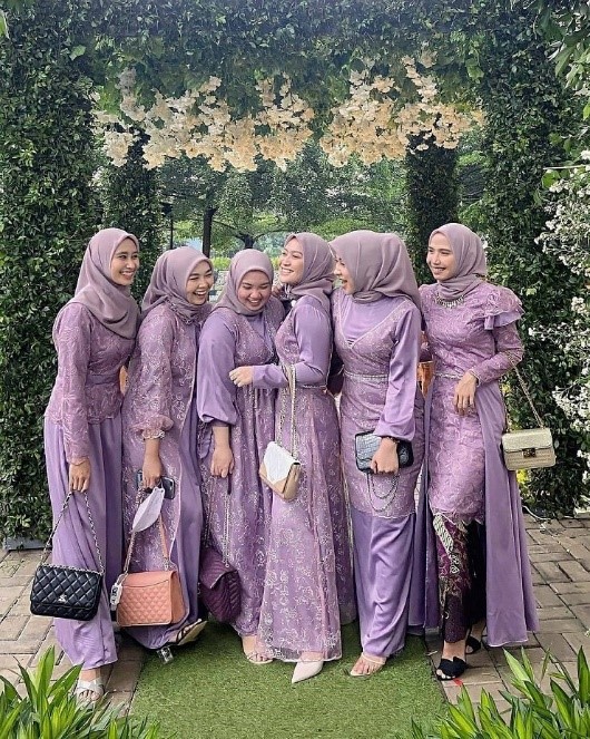 Baju bridesmaid hijab dengan aksen lace