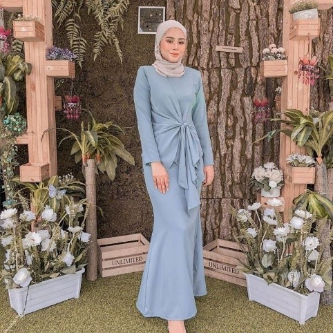 Baju bridesmaid hijab dengan aksen tie knot