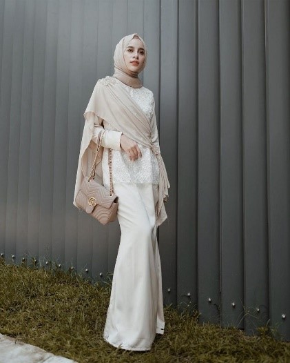 Baju bridesmaid hijab dengan selendang