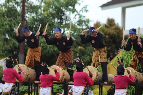 Tari Rampak Bedug adalah tarian tradisional yang berasal dari daerah Banten