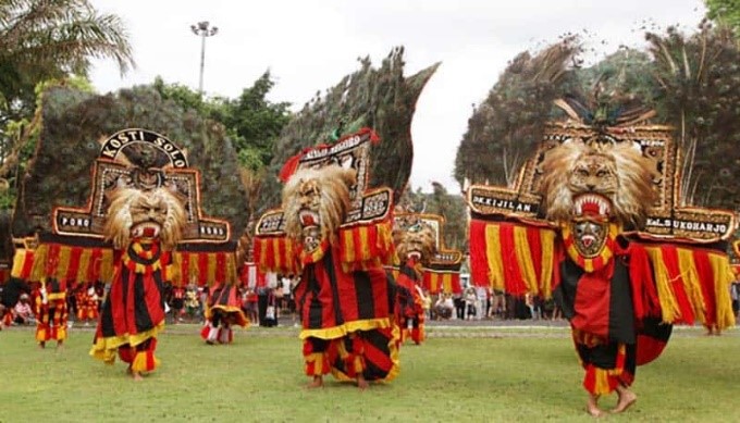 Tari Reog adalah tarian tradisional yang berasal dari Ponorogo, Jawa Timur.