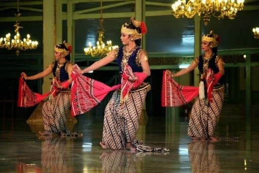 Tari Serimpi adalah tarian tradisional dari daerah DI Yogyakarta