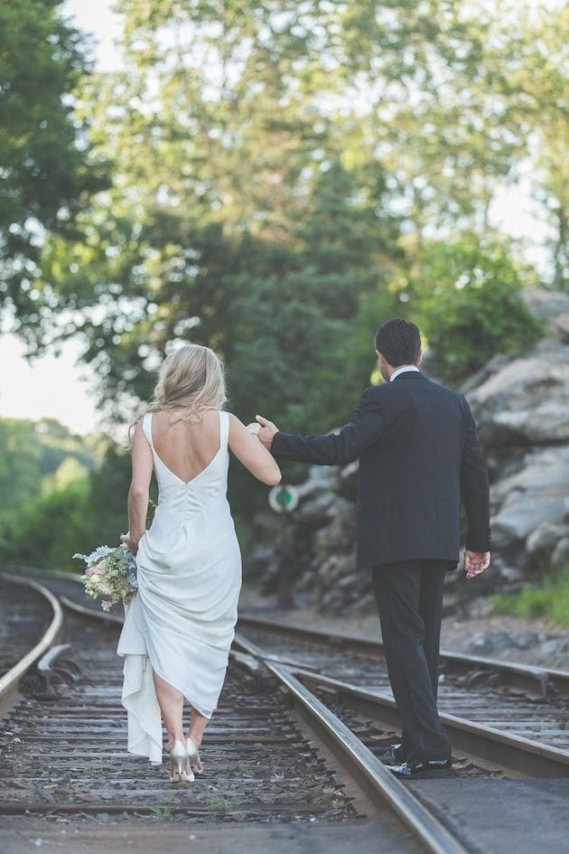 Foto Prewed di Rel Kereta Sumber: Bridal Musings di Pinterest
