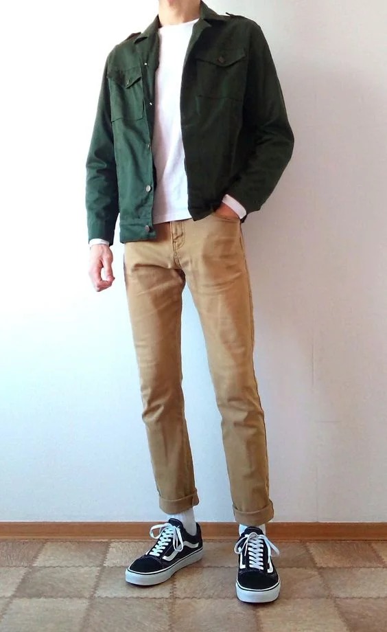 outfit pria untuk bukber Tampil chic dengan jaket denim dan celana jeans