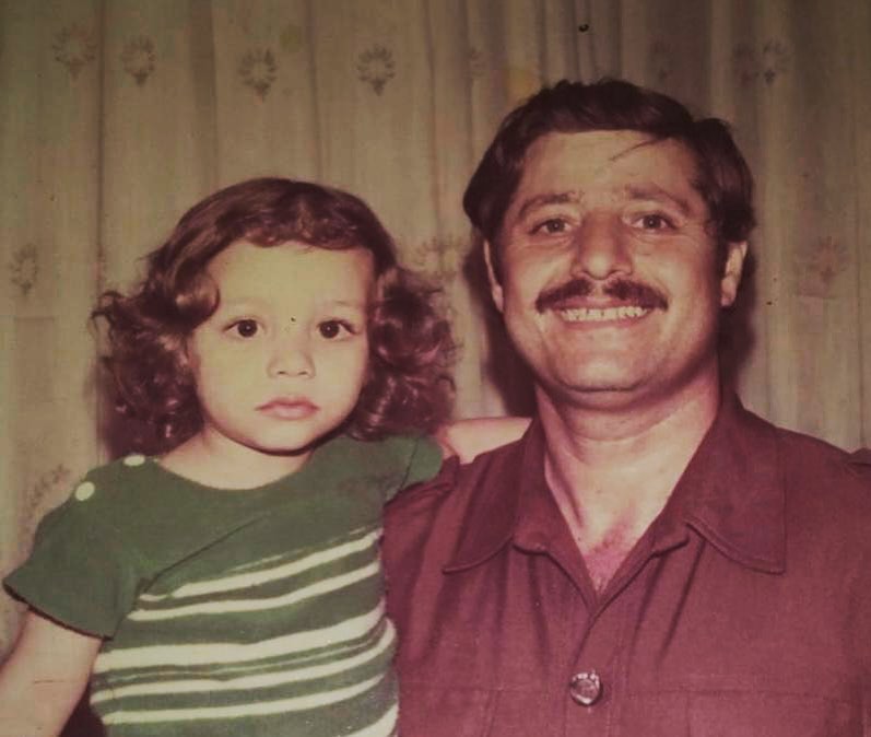 Maher Zain kecil (kiri) dalam gendongan sang ayah yang bernama Mustafa Zain. (Dok @maherzainofficial)