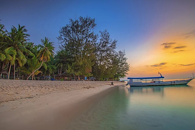 Bermain di Pantai