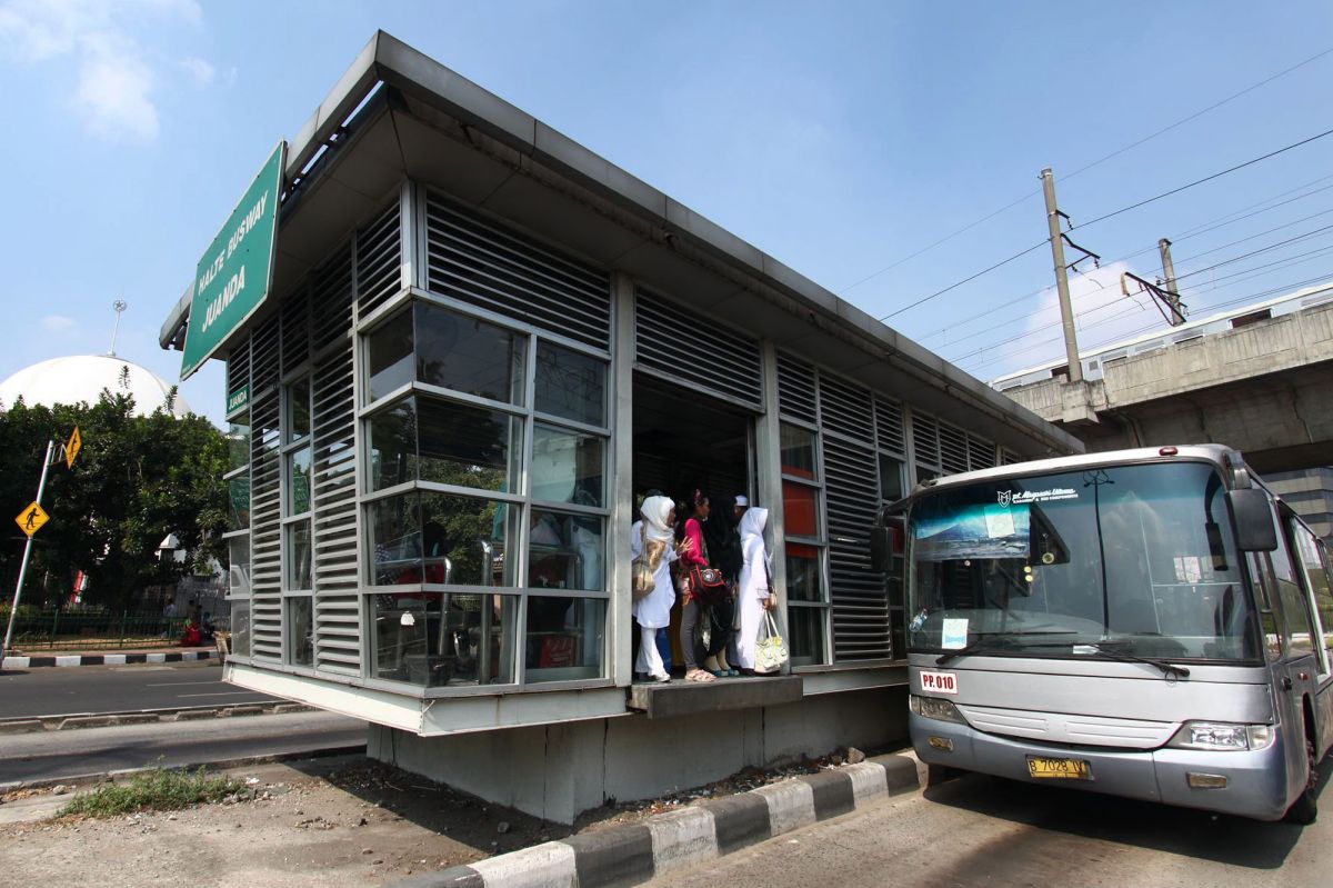Ada Proyek Terowongan Silaturahmi Halte Trans Jakarta Tutup