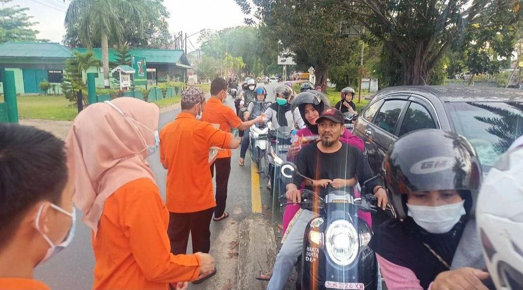 Pos Indonesia Bagi Jutaan Takjil pada Program POSweet Ramadan