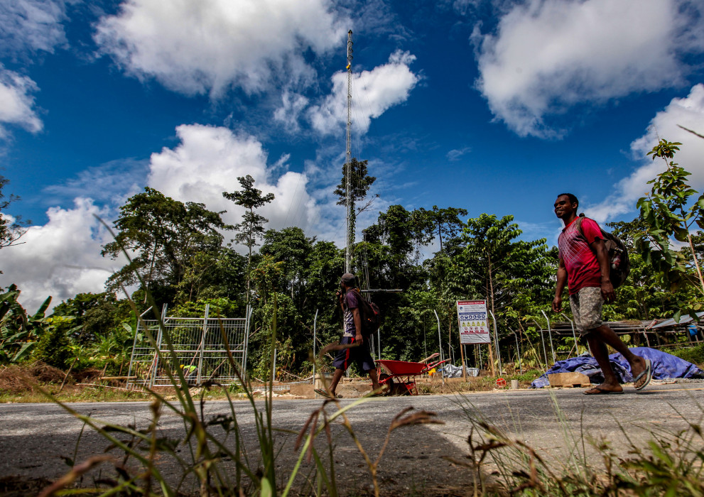 Warga melintas di pembangunan BTS di Kampung Klasimigik, Distrik Makbon, Kabupaten Sorong, Papua Barat, Rabu (21/7). 