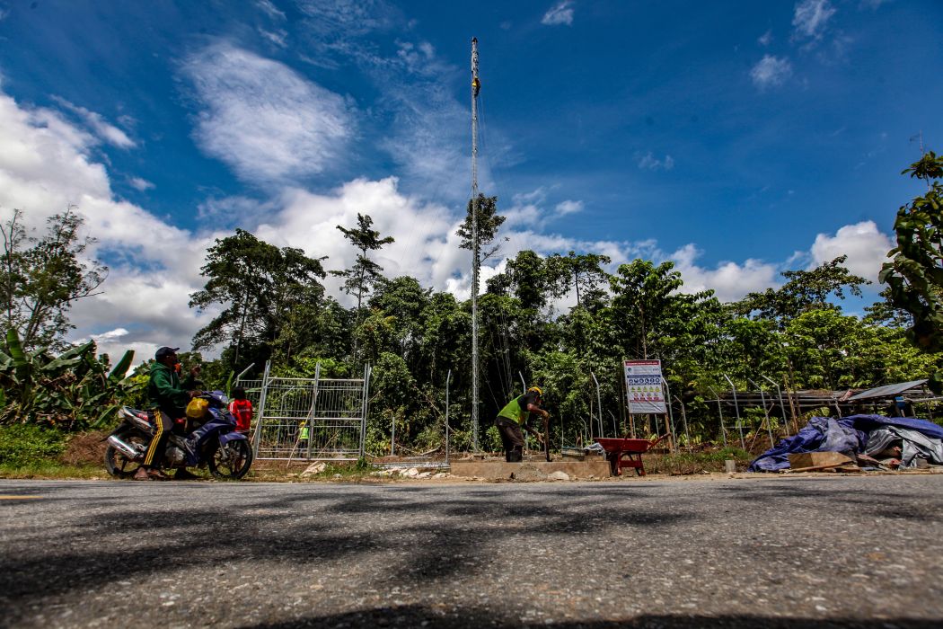Warga melihat di pembangunan BTS di Kampung Klasimigik, Distrik Makbon, Kabupaten Sorong, Papua Barat, Rabu (21/7). 