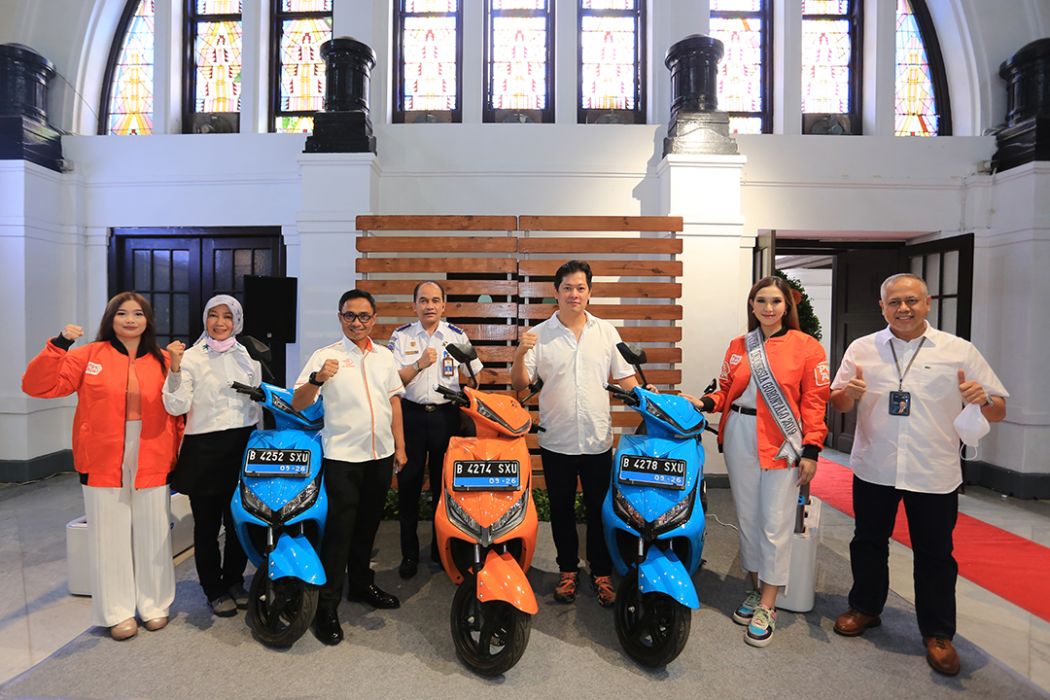 Pos Indonesia Bersama Smoot Rilis Jasa Kurir dengan Motor Listrik