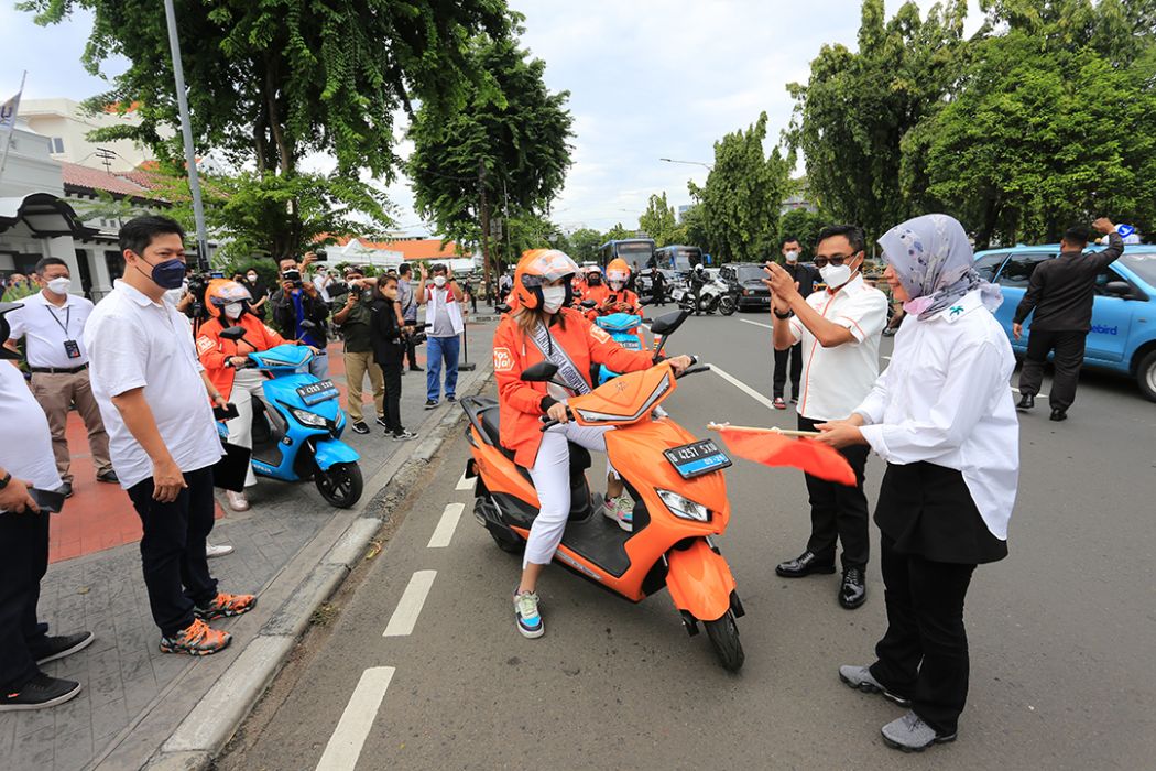 Pos Indonesia Bersama Smoot Rilis Jasa Kurir dengan Motor Listrik