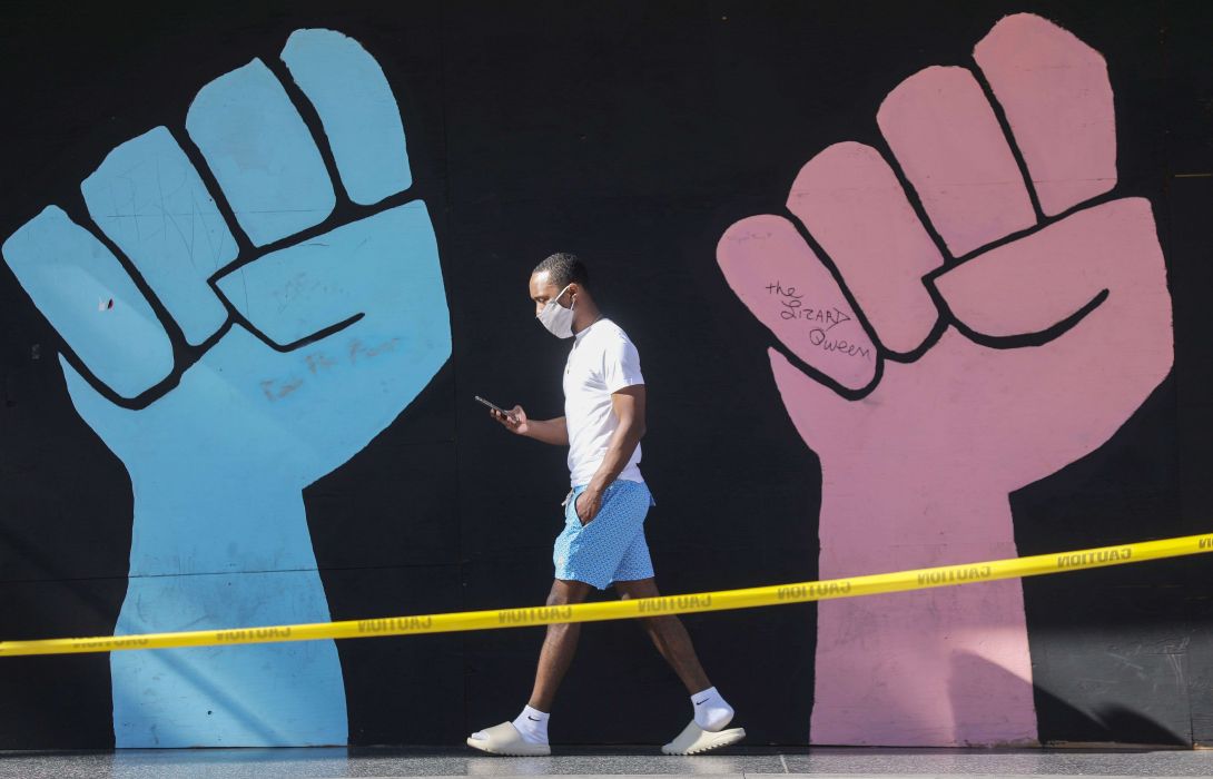 Mural di Los Angeles yang terinspirasi gerakan BLM 

(Mario Tama/Getty Images/AFP)
