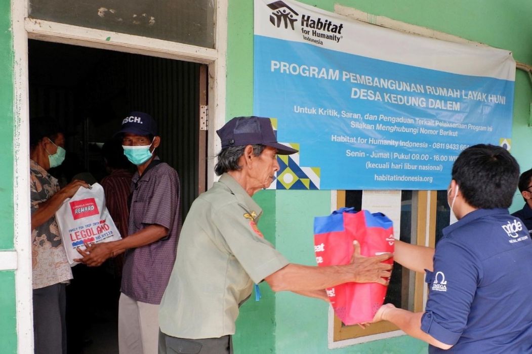 Jelang HUT 9 Tahun, OHM Bagikan 100 Paket Sembako dan Bangun Toilet Warga Desa