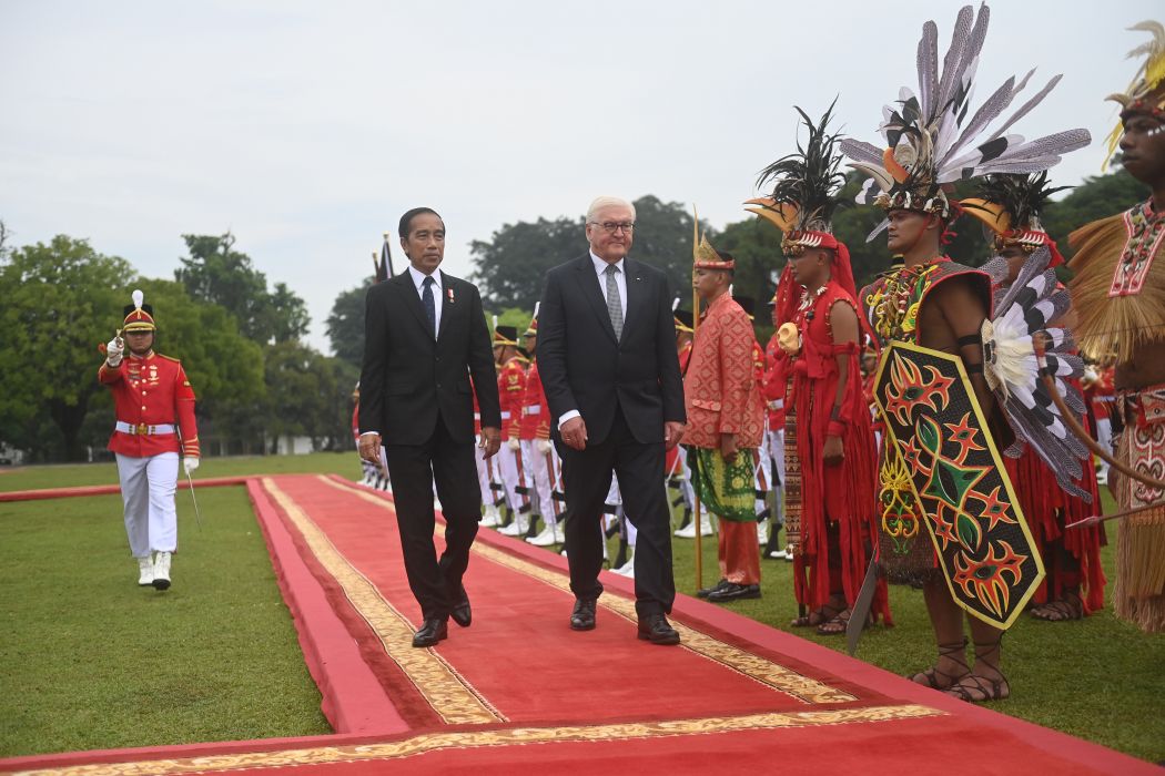 Presiden Joko Widodo (kiri) berjalan bersama Presiden Republik Federal Jerman Frank-Walter Steinmeier (kanan) saat upacara penyambutan di Istana Bogor, Jawa Barat, Kamis (16/6/2022)