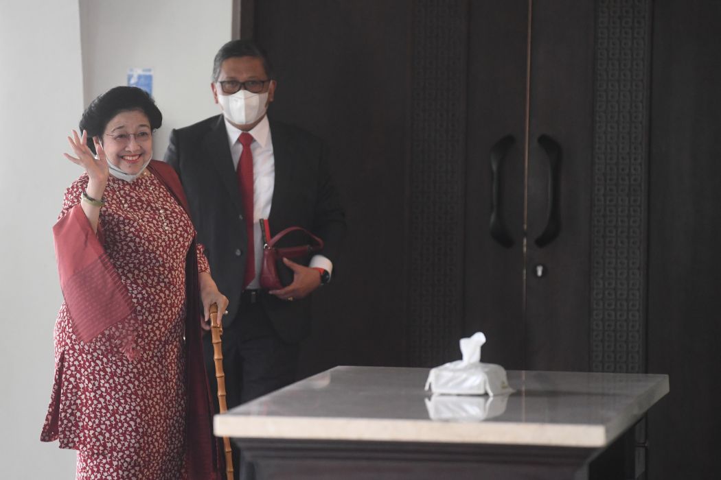  Ketua Umum PDI Perjuangan Megawati Soekarnoputri dan Sekjen PDI Perjuangan Hasto Kristiyanto (kanan) berjalan menuju presidensial lounge di kompleks Istana Kepresidenan Jakarta, Rabu (15/6/2022).