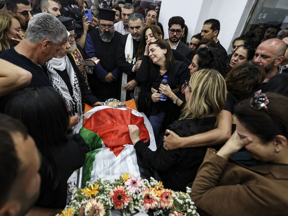 Rekan-rekan dan teman-teman saat melayat jenazah jurnalis veteran Al-Jazeera Shireen Abu Akleh yang dibawa ke kantor saluran berita itu di kota Ramallah, Tepi Barat. (AFP/Abbas Momani)