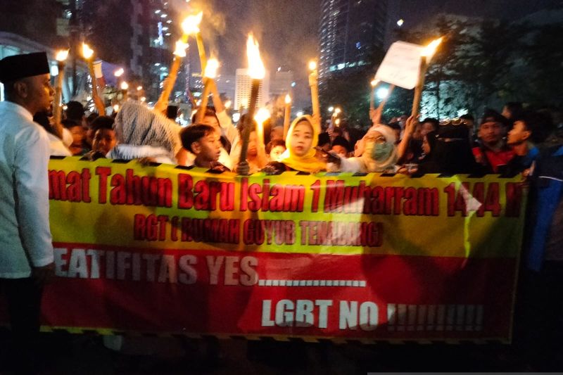 Ratusan warga Tanah Abang menyerukan penolakan kegiatan LGBT saat pawai obor menyambut Tahun Baru Islam di di kawasan Stasiun MRT Dukuh Atas, Jakarta Pusat, Jumat (29/7) malam.