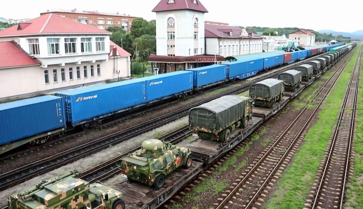 Konvoi kendaraan bersenjata Tiongkok yang siap berpartisipasi untuk latihan militer bersama dalam 'Vostok-2022' di pusat latihan Sergeevsky di Primorskiy Kray, Timur Jauh Rusia, Senin (29/8). 