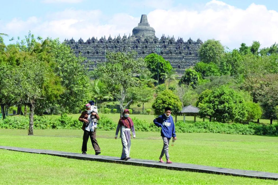 SEKTOR PARIWISATA: Wisatawan berada di taman Lumbini kawasan Taman Wisata Candi (TWC) Borobudur, Magelang, Jawa Tengah, Selasa (30/6/2020). Guna meningkatkan pendapatan devisa dari sektor pariwisata pemerintah terus mendorong sektor pariwisata di 10 Destinasi Super Prioritas (DSP) salah satunya candi Borobudur yang telah dibuka untuk umum pada (25/6/2020) dengan tetap menerapkan protokol kesehatan covid-19.