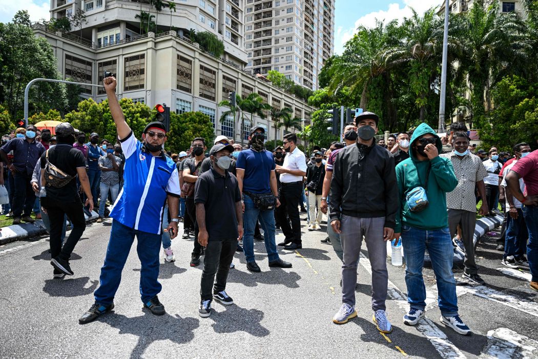 Para pendukung mantan PM Malaysia Najib Razak meneriakkan slogan-slogan saat mereka berkumpul di luar Istana Nasional di Kuala Lumpur, Rabu (24/8).