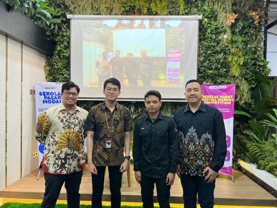 Keterangan foto : (ki-ka): Panji Pratama Rusli (Community Growth Specialist, Stockbit), Ari Seta Kurniawan (Pelatih, Bursa Efek Indonesia Kantor Perwakilan Jawa Tengah 2), Iqbal (Himpunan Mahasiswa Jurusan Manajemen UNS), William (PR & Corporate Communication Lead, Stockbit)