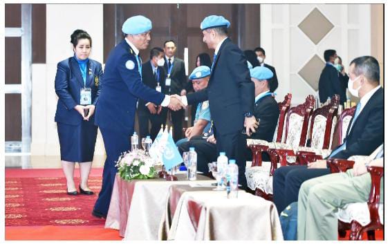 o: Lt. Gen. Rantastia Nur Alangan (SPIA Indonesia 2018-sekarang) bersalaman dengan penuh keakraban dengan Gen. Dr. Sultan Azam Temuri ( Kepala UNAMID tahun  2018-2021)
