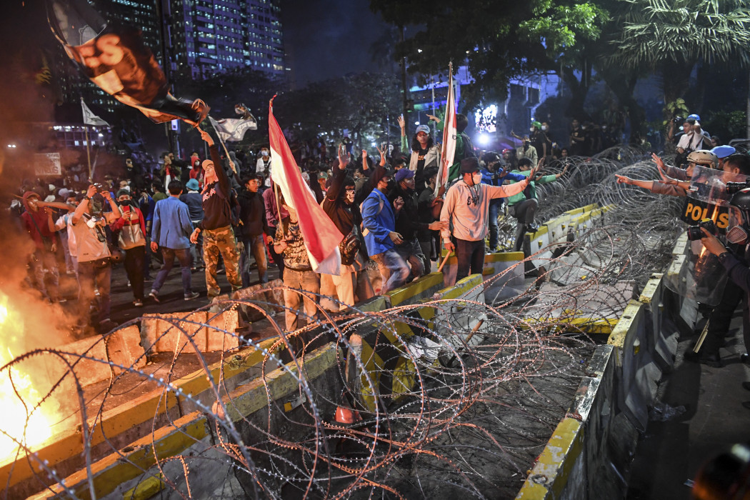 TOLAK KENAIKAN BBM DI JAKARTA: Pengunjuk rasa bersitegang dengan polisi saat aksi di kawasan Jalan Medan Merdeka Barat, Jakarta, Selasa (13/9). 