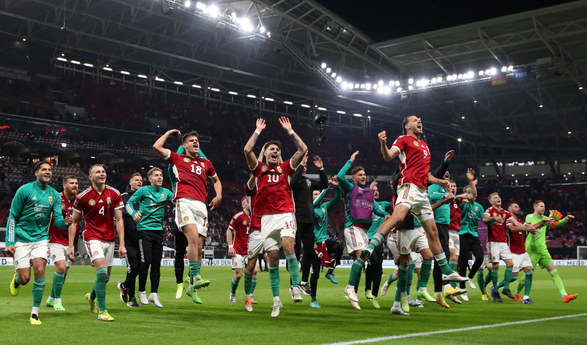 
Para pemain Hungaria merayakan kemenangan setelah mengalahkan Jerman pada laga UEFA Nations League di Leipzig, Jerman timur, Jumat (23/9).