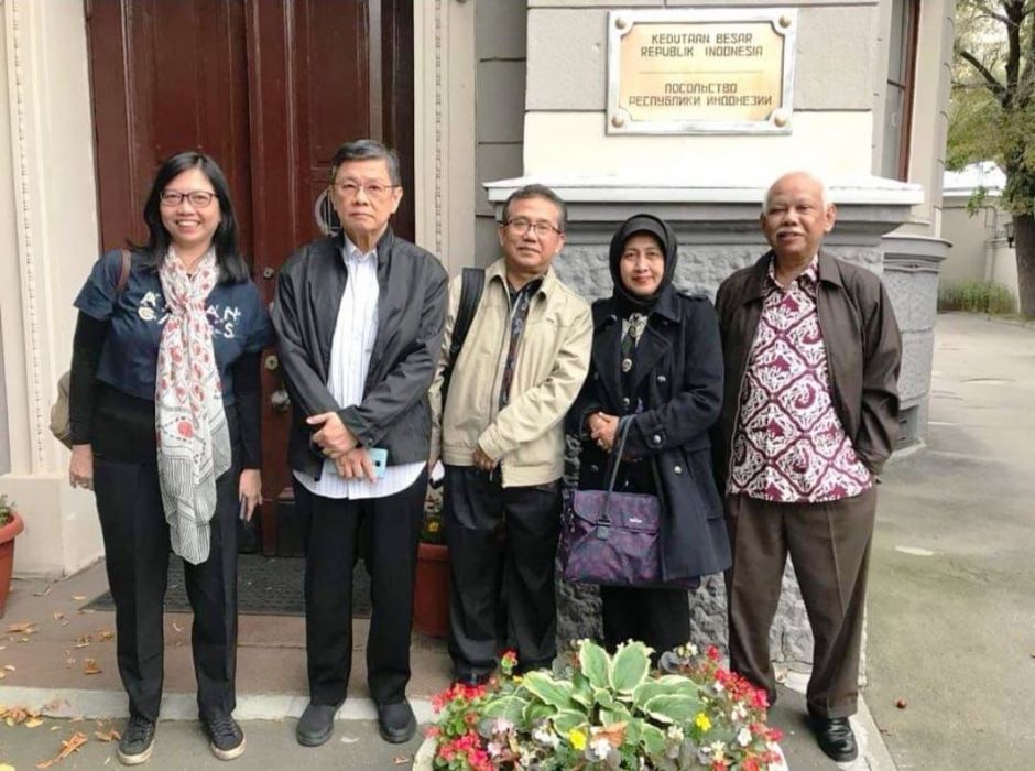 Prof Azyumardi Azra (kanan) bersama Ketua Umum PGI Pdt Gomar Gultom (tengah) dan rekan-rekan mereka di depan Kantor KBRI Moskow.