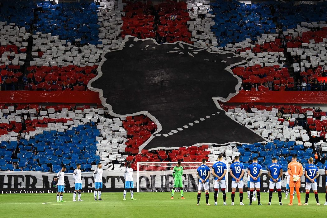 Pemain Rangers dan Napoli mengheningkan cipta selama satu menit untuk menghormati wafatnya Ratu Elizabeth II dari Inggris jelang laga  Grup A Liga Champions UEFA di stadion Ibrox di Glasgow, Inggris, Rabu (14/9).
