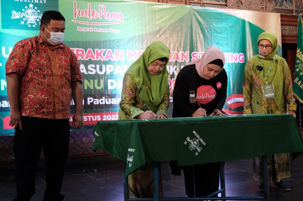 Ketua Muslimat NU Jawa Barat, R Ella Girikomala, bersama Koordinator HaloPuan, Poppy Astari, menandatangani naskah kerja sama Gerakan Melawan Stunting di Jawa Barat, Rabu (31/8)