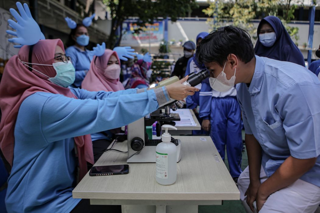 Seorang siswa melihat bakteri Tuberkulosis (TBC) menggunakan mikroskop saat penyuluhan di SMPN 4 Kota Tangerang, Banten, Kamis (24/3). UPT Puskesmas Sukasari melakukan penyuluhan tentang TBC kepada siswa sekolah sebagai edukasi sejak dini.