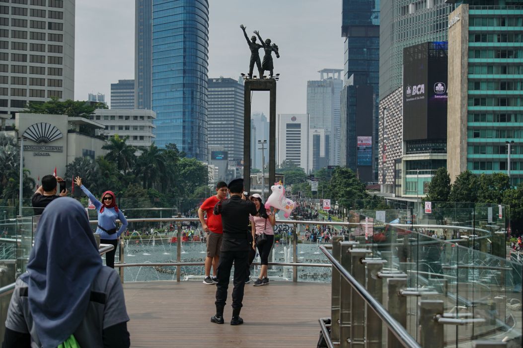 Warga berfoto di anjungan Halte Transjakarta Bundaran HI saat uji coba di kawasan Bundaran Hotel Indonesia, Jakarta, Minggu (9/10/2022)