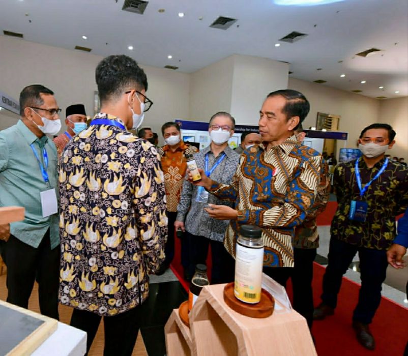 Presiden Joko Widodo melihat madu produk UMKM Binaan Asia Pulp & Paper Sinar Mas, di Smesco. Kelompok Tani KT Lebah Usaha Mandiri mampu menghasilkan rata-rata 7 ton madu per bulan dengan nilai jual per bulannya mencapai 200 juta rupiah.
