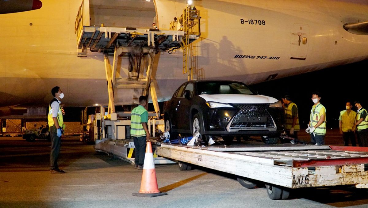 LEXUS UX-300e: Petugas cargo handling tengah menangani penerimaan unit Lexus UX-300e yang akan digunakan sebagai official car partner G20, dari pesawat kargo yang tiba Bandara Internasional Soekarno-Hatta, Minggu dinihari (16/10).