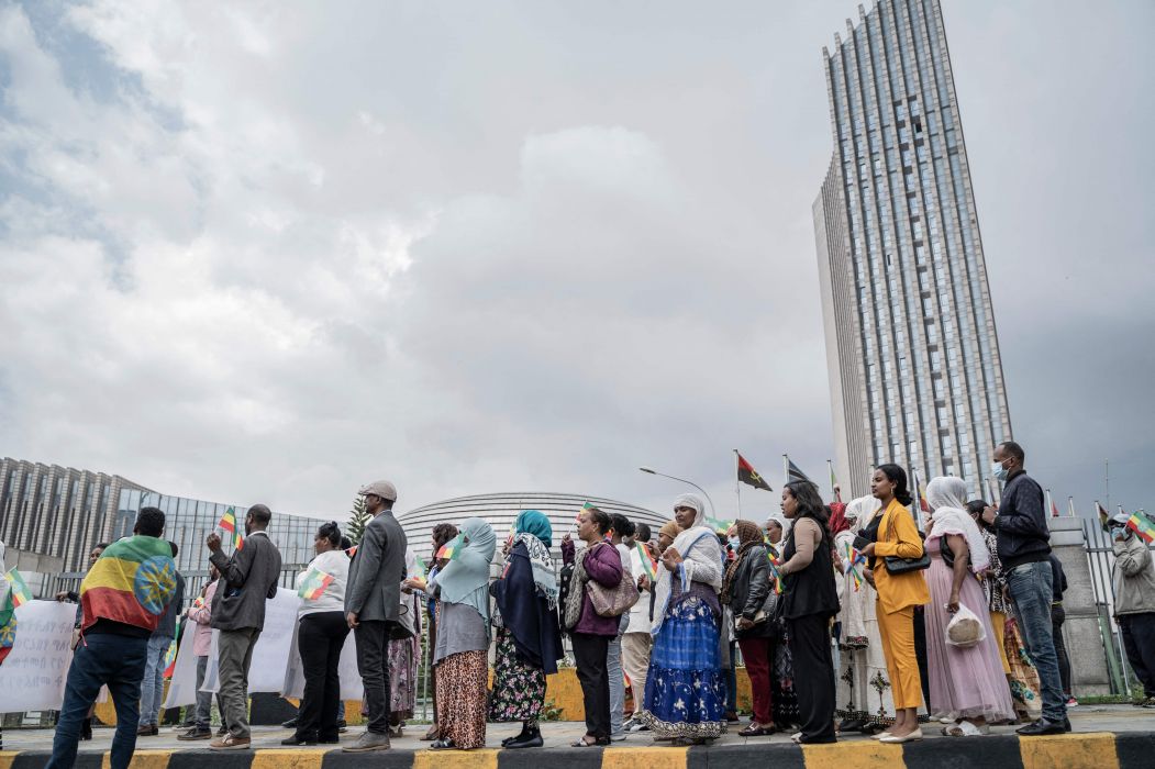 Kelompok masyarakat berkumpul selama protes di Markas Besar Uni Afrika di Addis Ababa, Ethiopia, pada 04 Oktober 2022.Mereka memprotes konflik berkepanjangan antara pasukan pemerintah dan kelompok pemberontak Tigray.