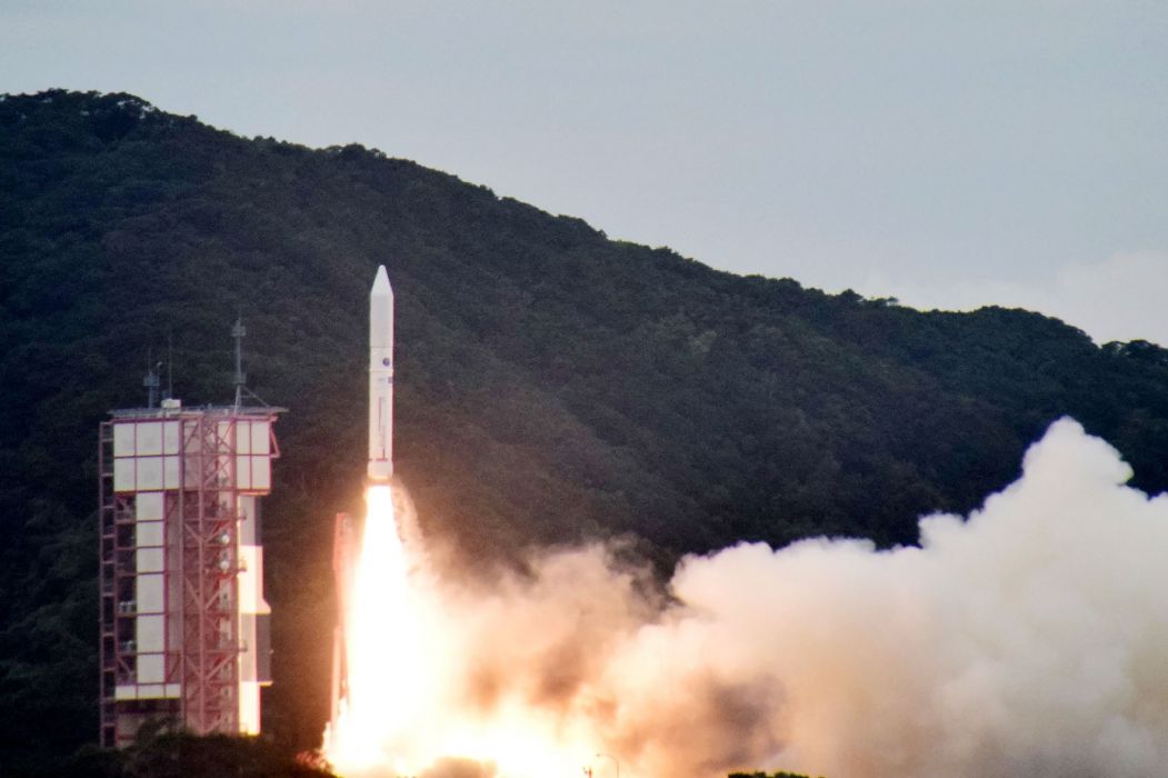 Roket Epsilon No. 6 lepas landas dari lokasi peluncuran di Pusat Luar Angkasa Uchinoura (USC) di Kimotsuki-gun, Prefektur Kagoshima, Jepang, Rabu (12/10).  