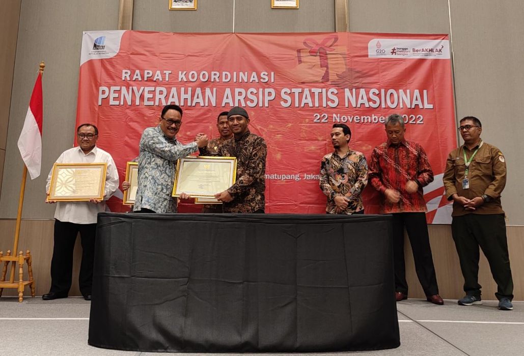 Penyerahan secara simbolis arsip yang berumur lebih dari 37 tahun  kepada Kepala ANRI Imam Gunarto pada Rakor Penyelamatan Arsip Statis Nasional yang diadakan di Jakarta.