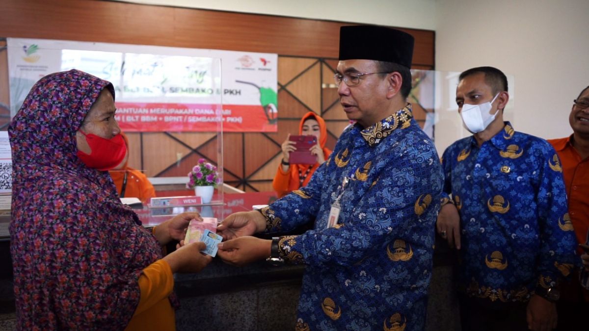 Sekjen Kemensos RI Harry Hikmat meninjau langsung penyaluran bantuan dana BLT BBM, BPNT/Sembako dan PKH di Kantor Pos Jakarta Centrum, Lapangan Banteng, Jakarta Pusat.