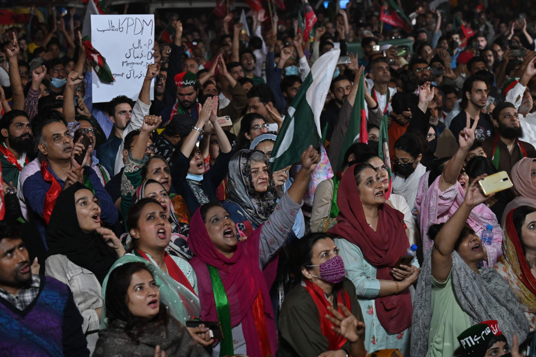 Para pendukung mantan PM Imran Khan berunjuk rasa di Lahore, Pakistan, Sabtu (5/11). Unjuk rasa memprotes upaya pembunuhan terhadap Imran Khan yang diduga melibatkan PM Shehbaz Sharif. 