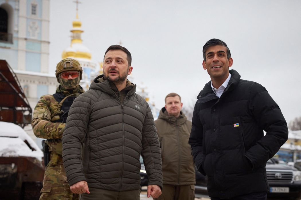 Presiden Ukraina Volodymyr Zelensky (kedua dari kiri) dan PM Inggris Rishi Sunak (kiri) saat mengunjungi lokasi yang hancur diserang rudal Rusia di Kota Kyiv, UKraina, Sabtu (19/11). 