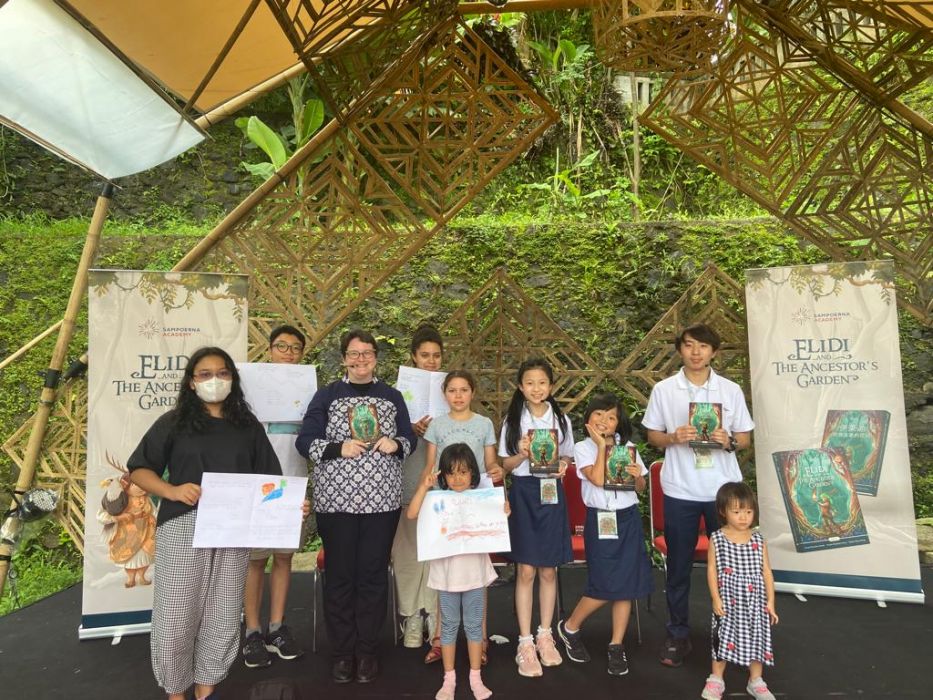 Sampoerna Academy menginspirasi lahirnya generasi muda kreatif dan inovatif dengan menghadirkan karya murid di Ubud Writers & Readers Festival 2022.