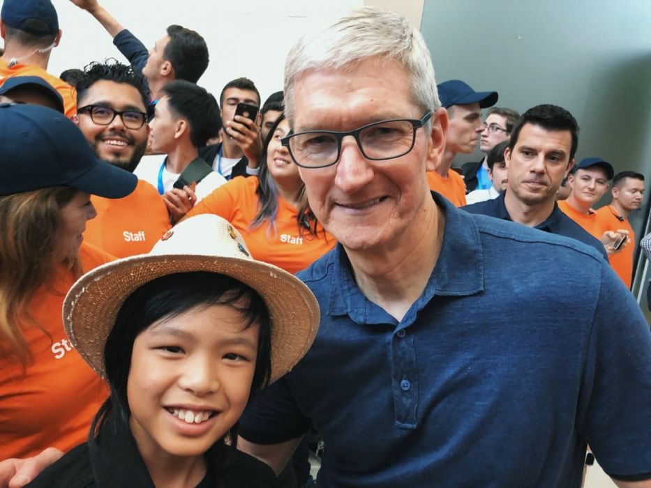 Yuma dan CEO Apple Inc Tim Cook, di sela Apple Worldwide Developers Conference (WWDC), 2017. (Dok.Pribadi)