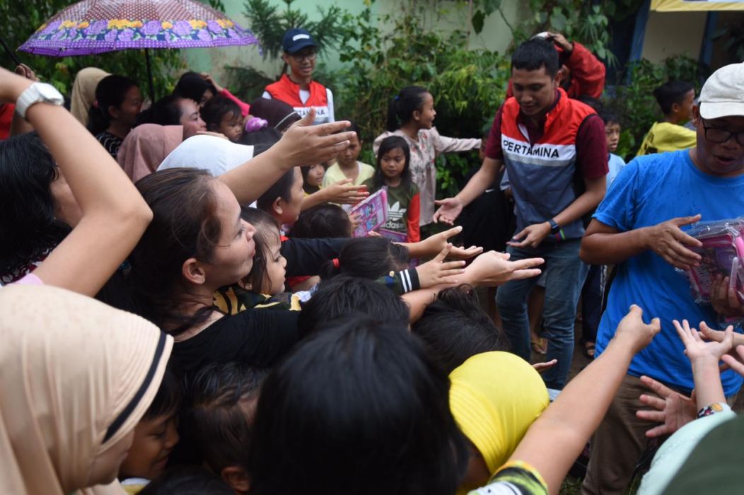 Relawan Pertamina Peduli Gelar Trauma Healing Bagi Pengungsi di Posko Utama Desa Mekarsari