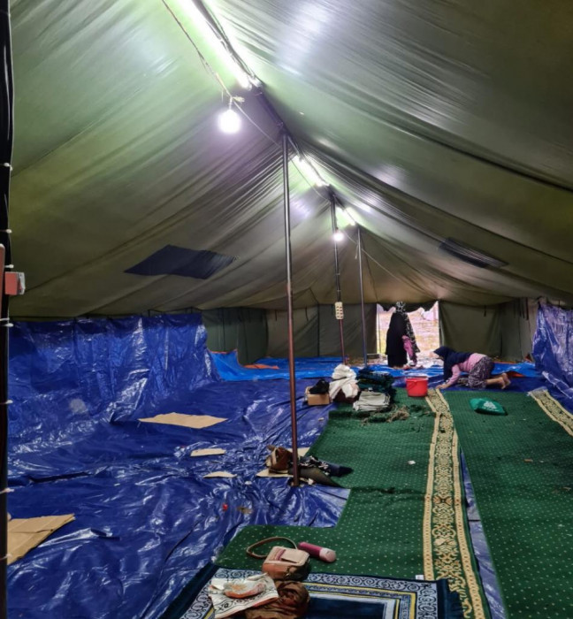 TIM KKM 3 Untar Gunakan Lampu LED Hangatkan Tenda Pengungsi Gempa Cianjur
