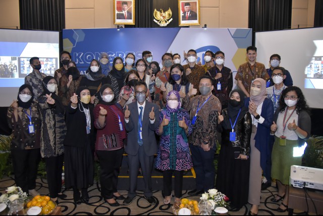 Foto bersama pembentukan organisasi profesi IKAPBN dan pengesahan organisasi profesi ini juga bersamaan dengan pengangkatan pemilihan Ketua IKAPBN, Slamet Widodo, dalam kongres pertama IKAPBN di Pasar Minggu, Jakarta, Senin (12/12).