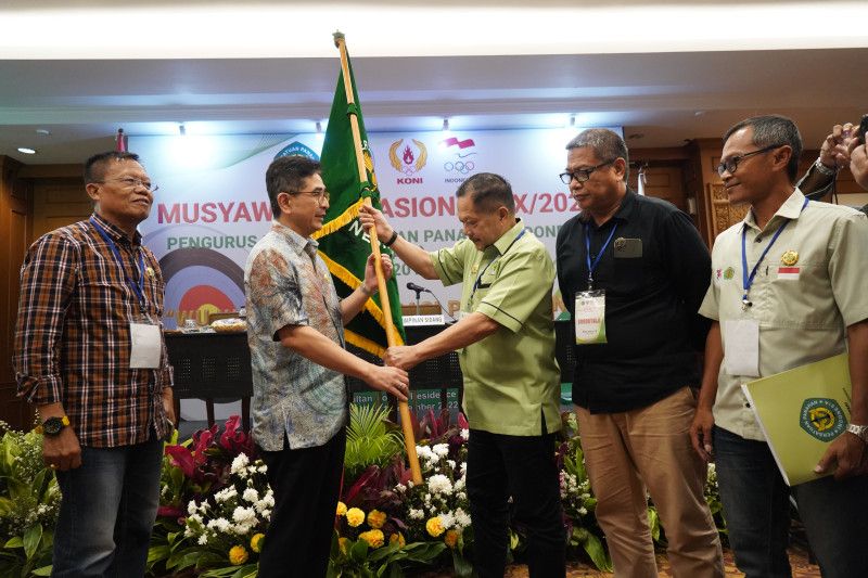Arsjad Rasjid (kedua kiri) menerima bendera pataka setelah terpilih menjadi Ketua Umum Pengurus Besar Persatuan Panahan Indonesia (PB Perpani) periode 2023-2027 dalam Musyawarah Nasional ke-20 Perpani di Jakarta, Selasa (20/12). 