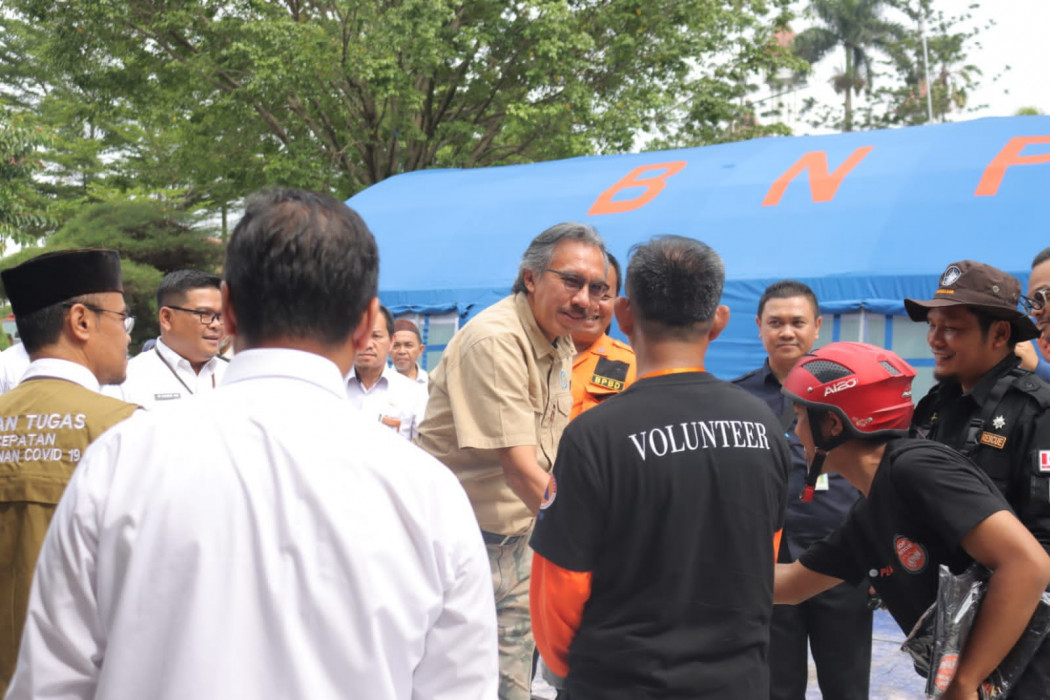 Peduli Cianjur, Pemprov Kep. Babel Serahkan Bantuan dan Kunjungi Korban